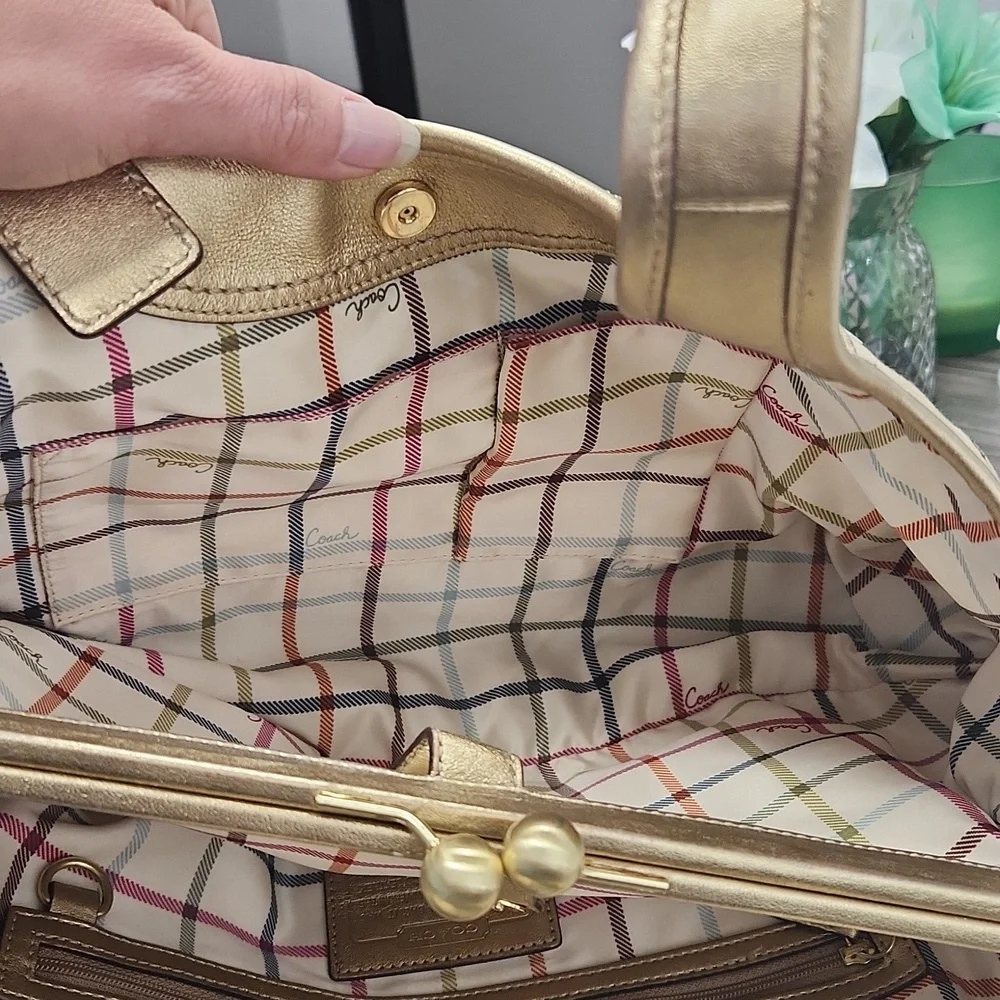 COACH LARGE 3 COMPARTMENT MONOGRAM GOLD LEATHER ACCENT WITH KISSLOCK - Picture 12 of 13